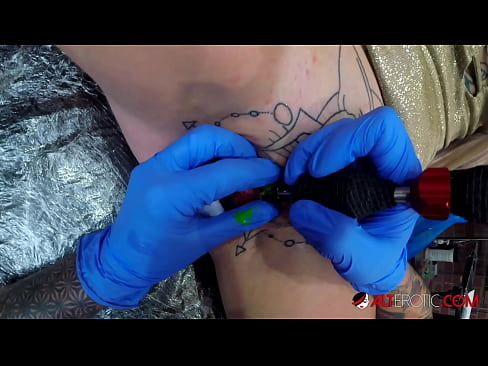 ❤️ Extreem getatoeëerde hottie Sully Savage kreeg een tatoeage op haar clitoris ️❌ Super porn at nl.aircoolershop.top ☑